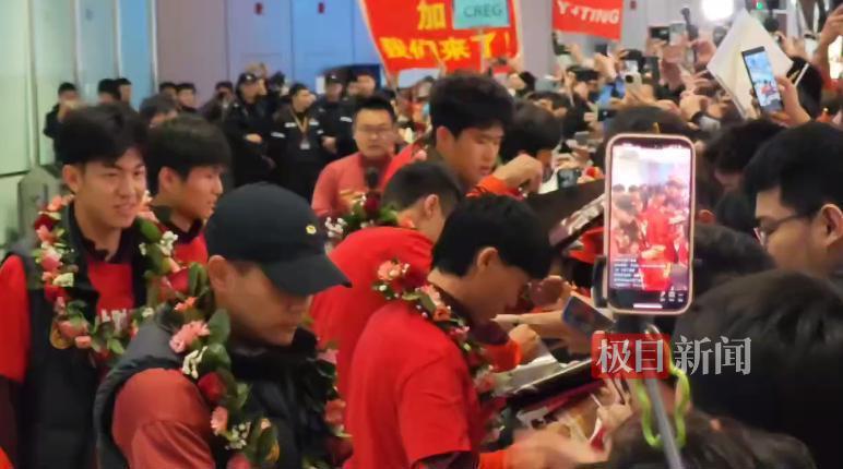 开云娱乐-U23国足队员抵京,球迷欢呼迎接,队员彭啸:大家太热情了,非常感动
