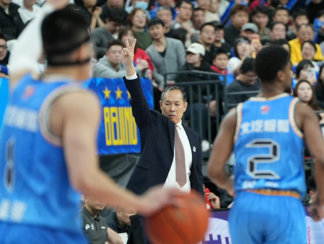 CBA最新消息！顶级大外援加盟北京首钢，上海男篮主力外援受伤