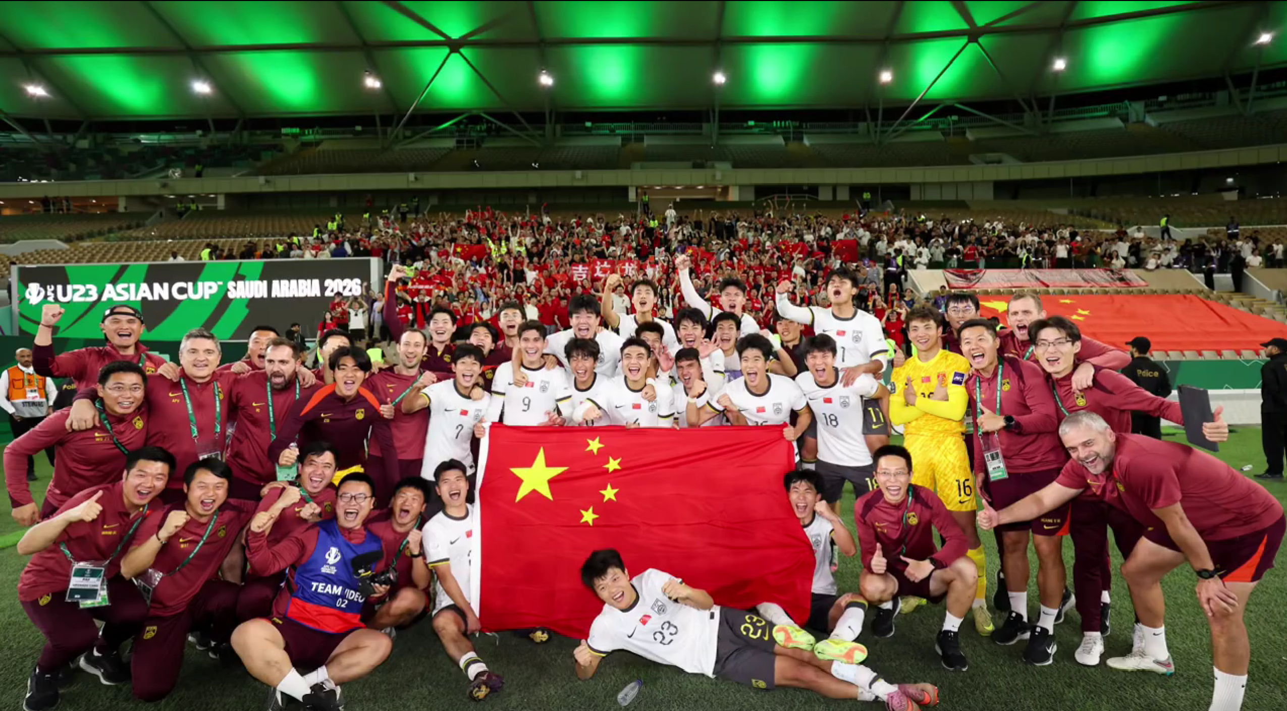 开云娱乐-有爱!鲍世蒙爸妈率10位家人为国足加油,安东尼奥吃惊全队哄堂大笑